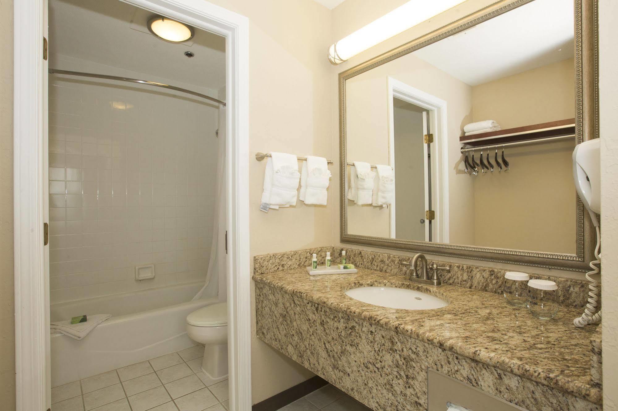 Ivy Court And Hotel 3*