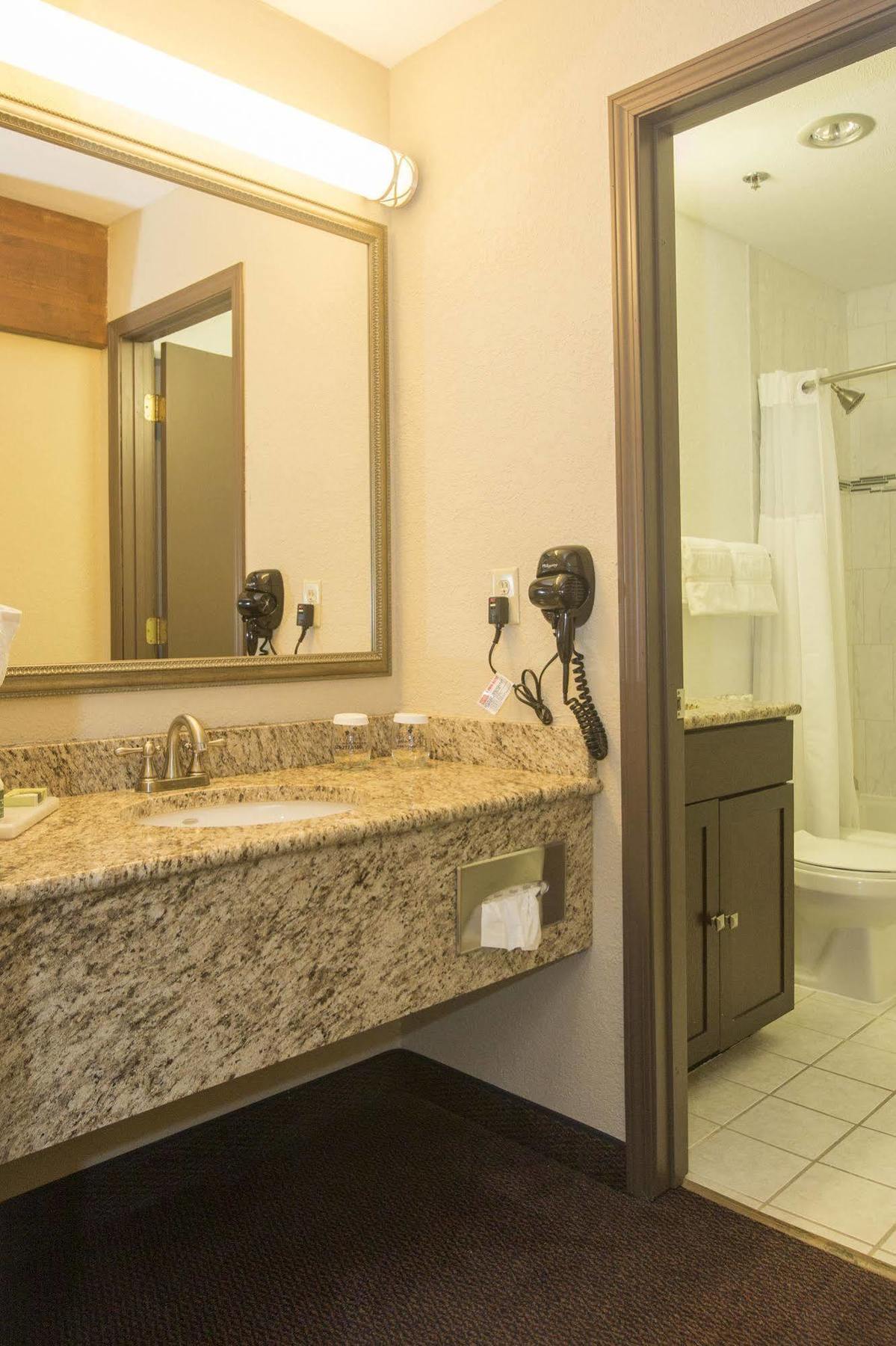 Hotel Ivy Court And