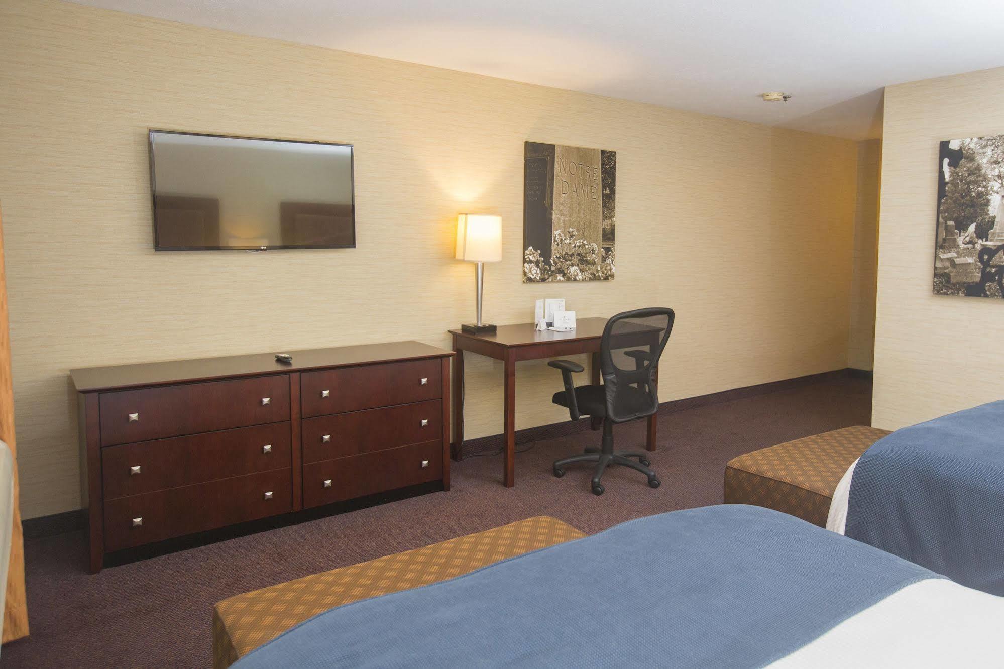 Hotel Ivy Court And